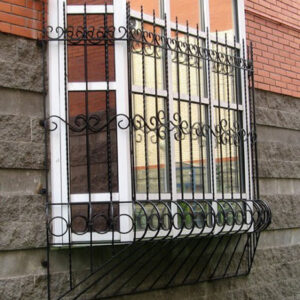 кованая решетка на балкон в черном цвете