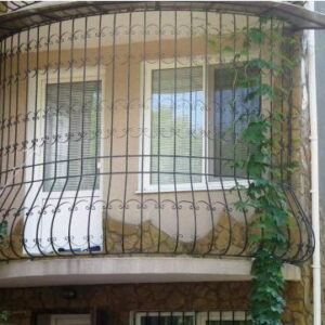 металлическая решекта на балкон полукруглая с козырьком