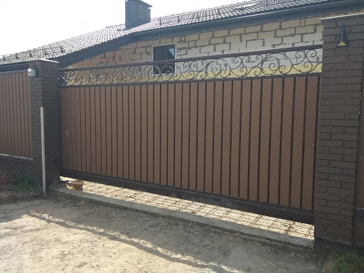 Раздвижные ворота коричневого цвета с элементами ковки