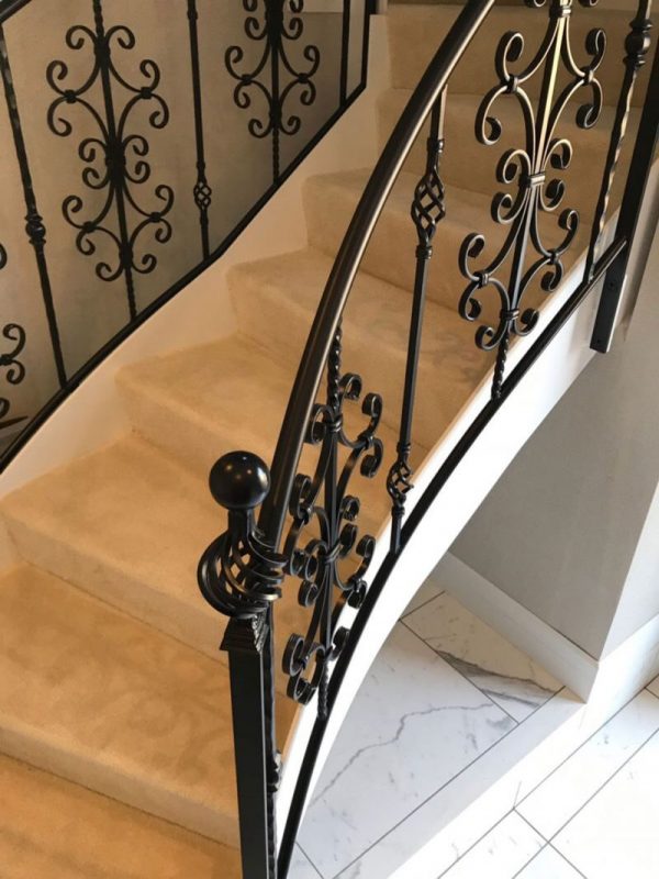 кованые перила для лестницы в частном доме