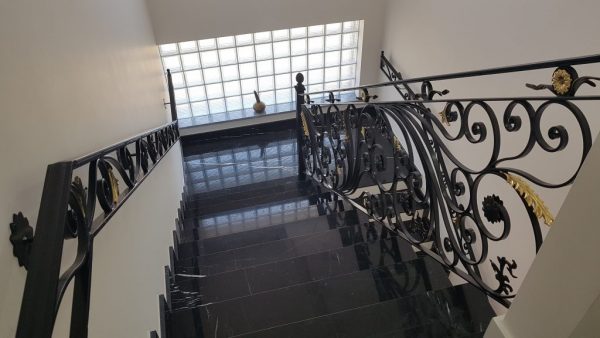 черные кованые ограждения для лестницы