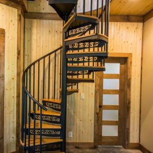 Гвинтові сходи з дерев'яними сходами