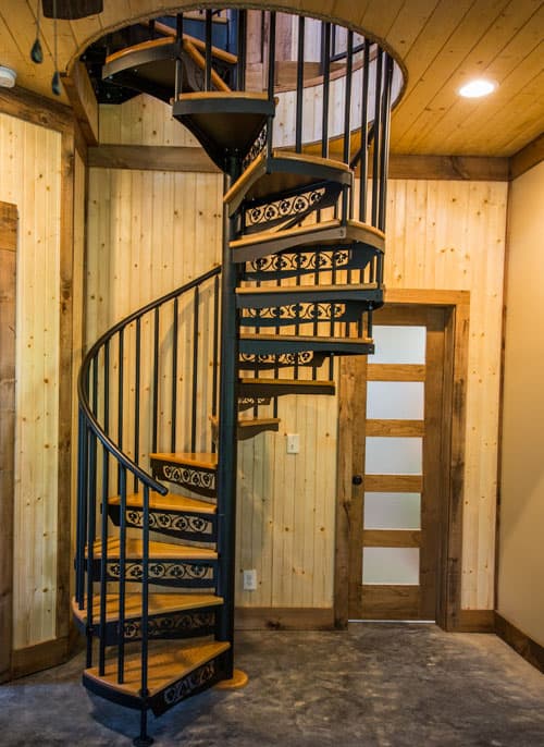 Винтовая лестница с деревянными ступенями